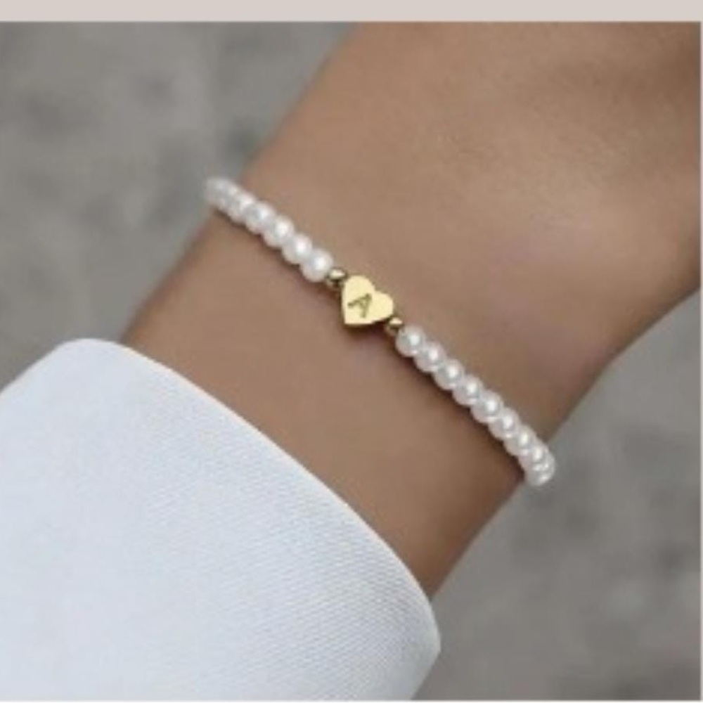 Elegant Gold and White Pearl Bracelet